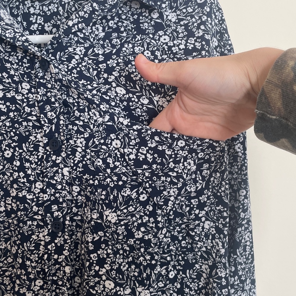BeachLunchLounge‎ Blue and White Floral Button up Blouse Size Large - Picture 4 of 7